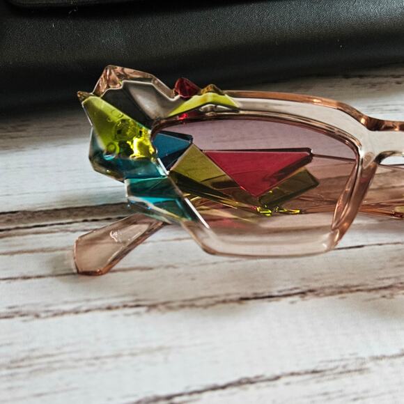 Shein Wing Tip Deco Mod Sunglasses New - Picture 2 of 2